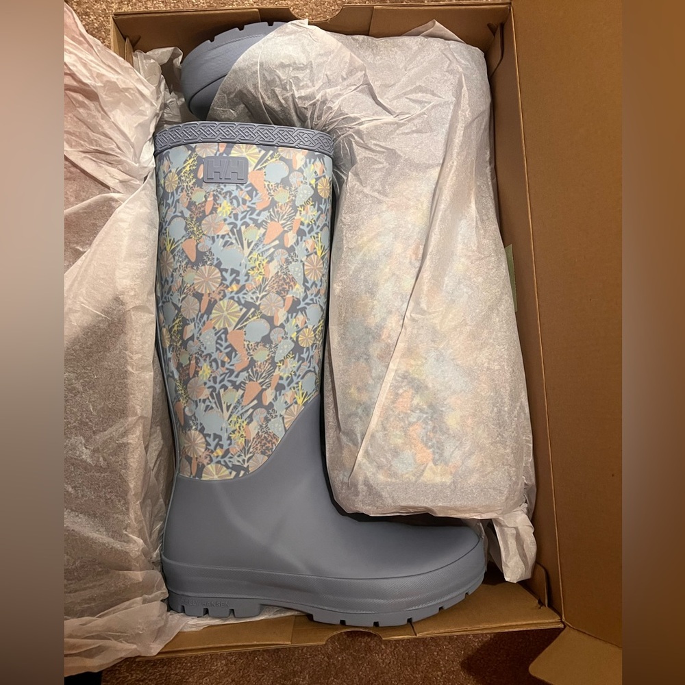 NWT - WOMEN'S MADELEINE PRINT RAIN BOOTS